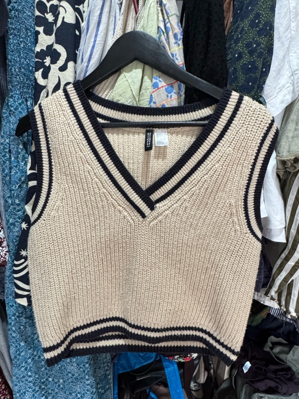 H&M Divided Knitted Crème And Black Sweater Vest Women’s Size US Large